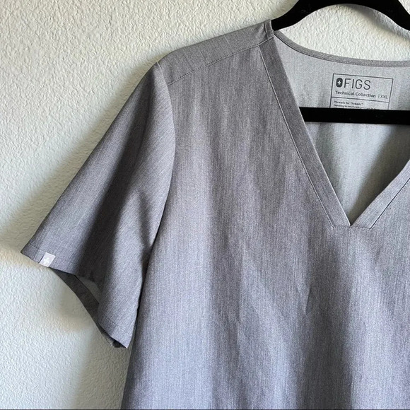 Figs Casma™ Three-Pocket Scrub Top - Picture 2 of 6